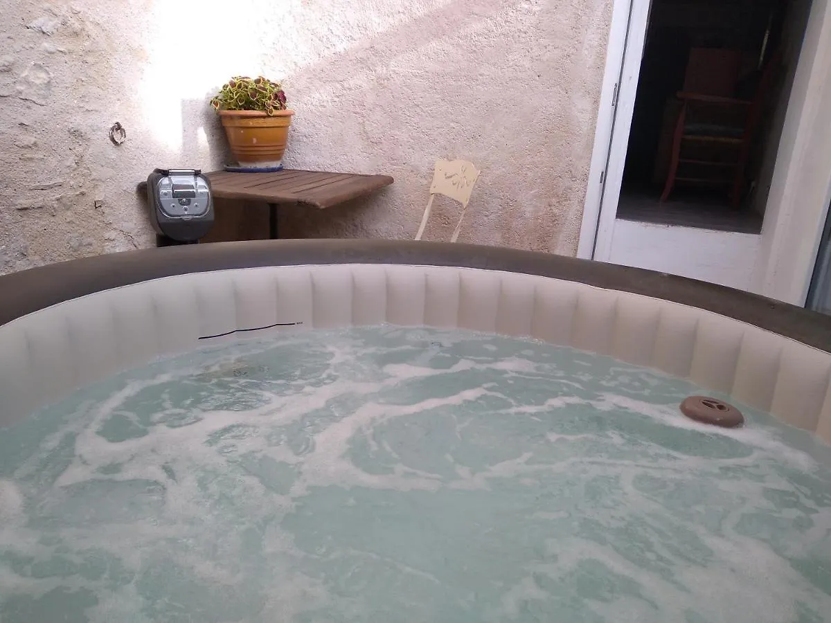 Charmante Maison de village avec Jacuzzi Apt 0*,  France