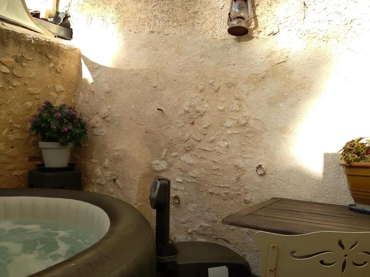 Hébergement de vacances Charmante Maison de village avec Jacuzzi Apt